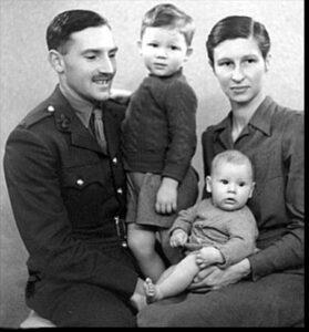 Eric Fletcher Waters, sua moglie Mary White, e i figli John e Roger