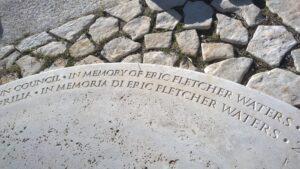 Dettaglio del Monumento in memoria di Eric Fletcher Waters.