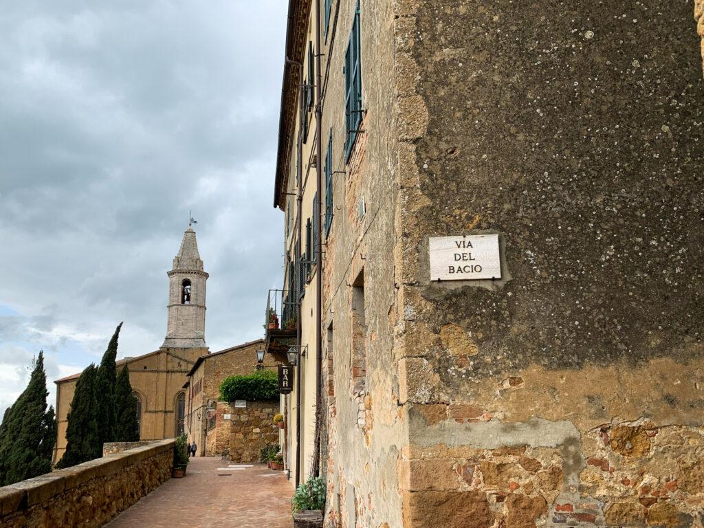 La via del bacio a Pienza