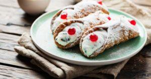 Cannolo siciliano, street food dolce
