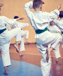 Bambini che praticano karate