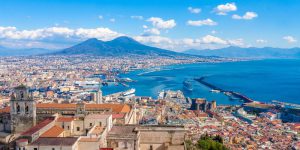 Vista panoramica sul Golfo di Napoli con il Vesuvio sullo sfondo