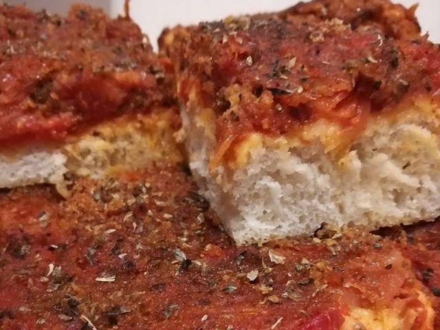 Sfincione, la gustosa fritella-pizzetta