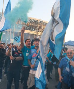 3° scudetto del Napoli- tifosi stadio Maradona