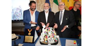 La torta che l'associazione Le mani di Napoli ha donato al Maestro Pistoletto