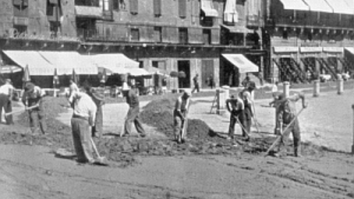 Foto antica, riempimento di Piazza del Campo per il Palio
