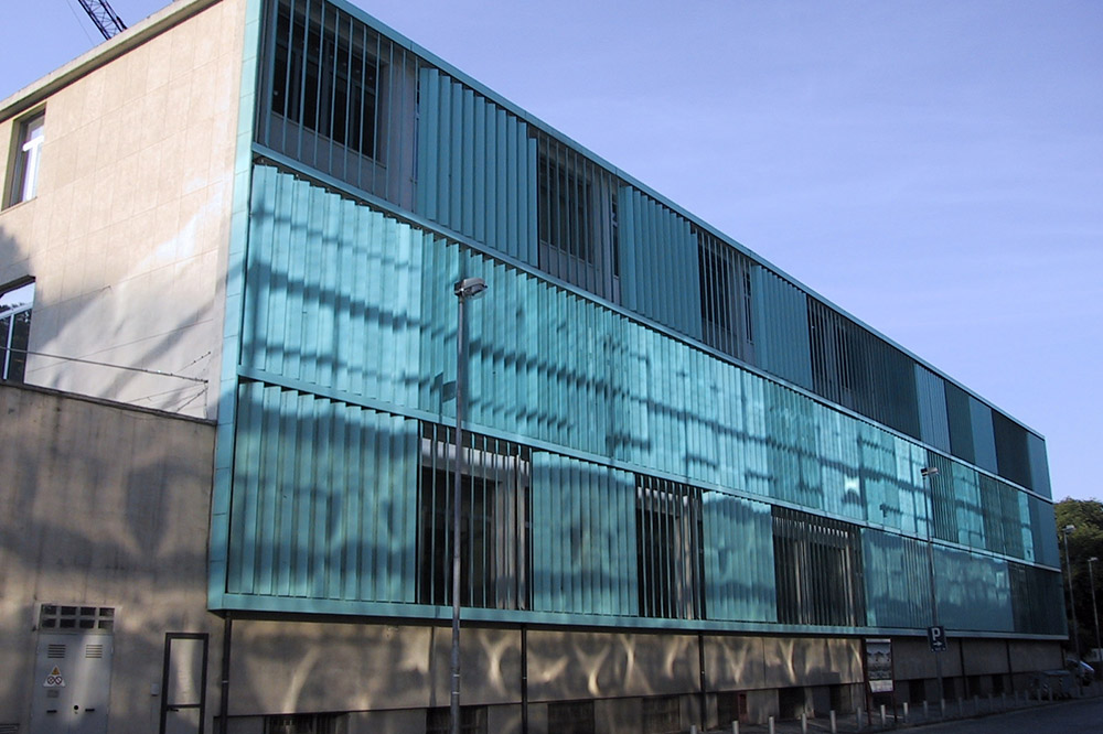 Palazzo industriale in vetro e metallo azzurro e grigio