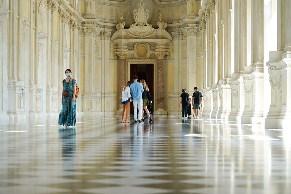 corridoio di palazzo reale con persone