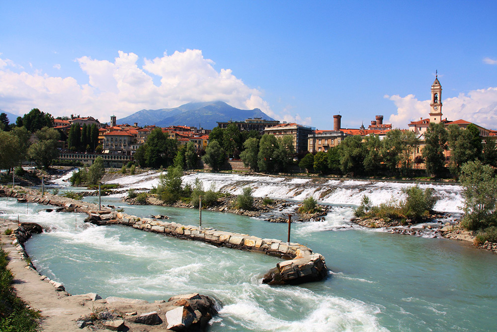 Beni UNESCO del Piemonte: Città storica affacciata su un fiume