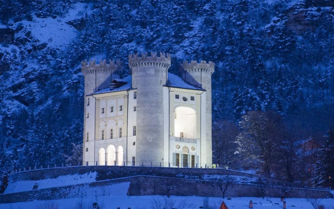 Il castello di Aymavilles si prepara per la magia del Natale.