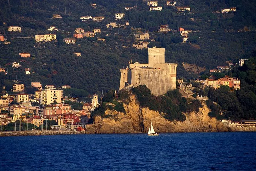 Il Castello di Lerici domina sul porto.