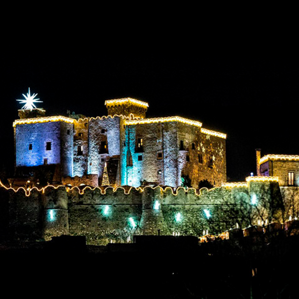 Castello di limatola illuminato esternamente
