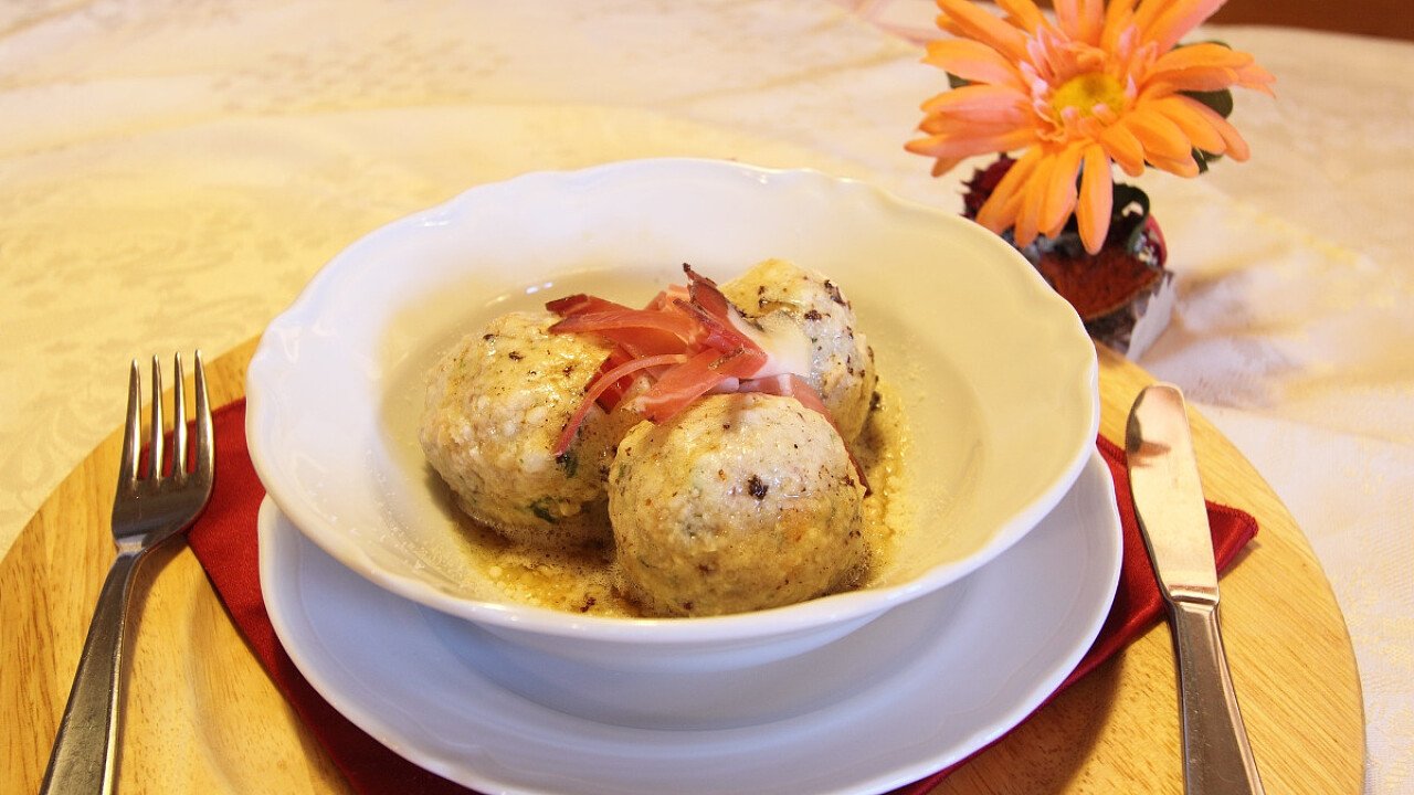 I canederli allo speck sono un piatto tipico del Trentino