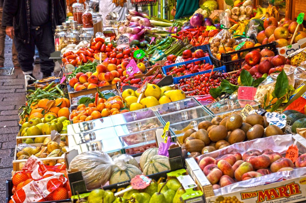 Il mercato del Quadrilatero a Bologna dove è possibile fare la spesa e pranzare