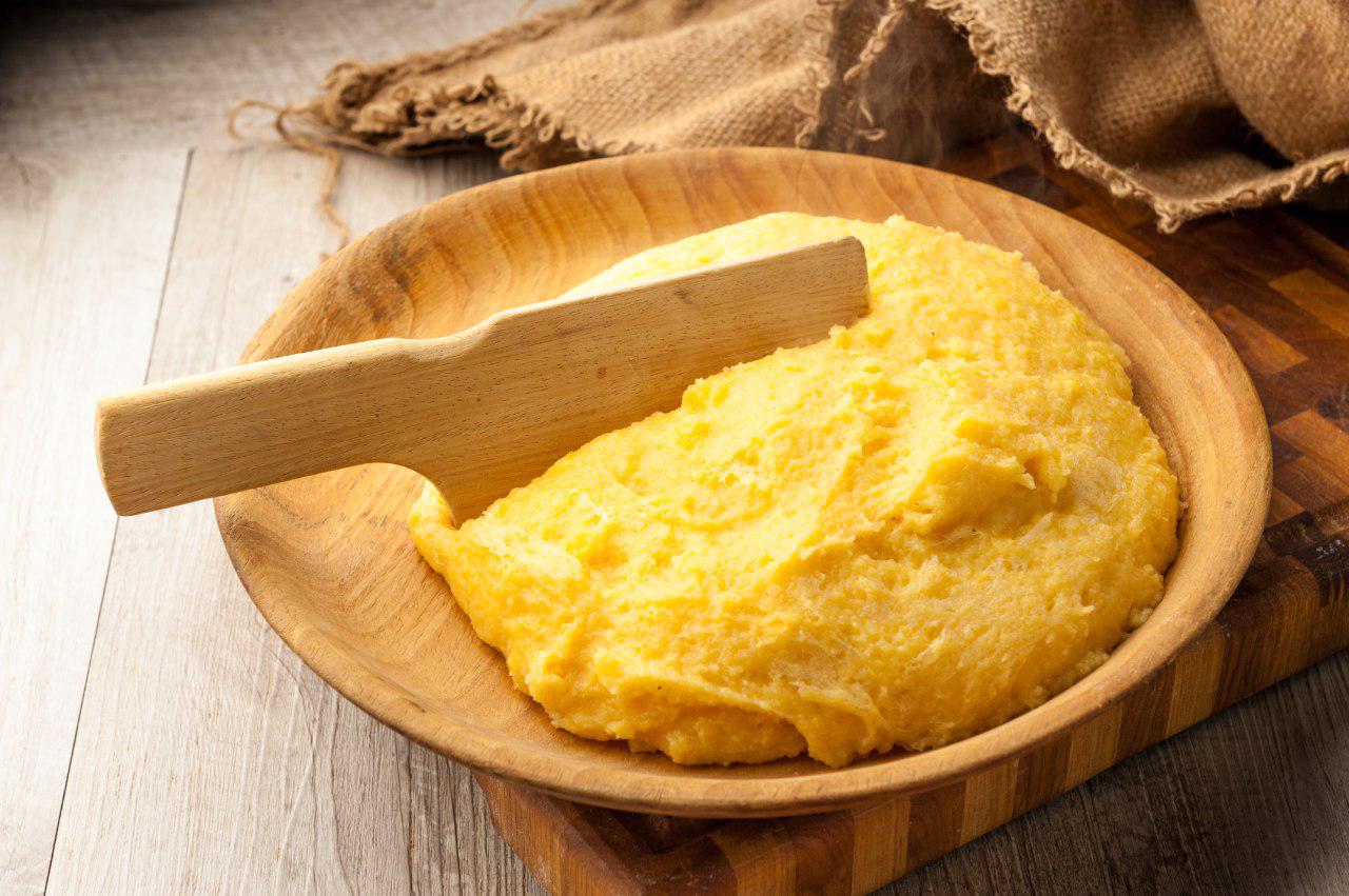 Trentino non si può non nominare la polenta di Storo (città a circa 50 km da Trento), preparata con una farina gialla ottenuta da una particolare varietà di grano.