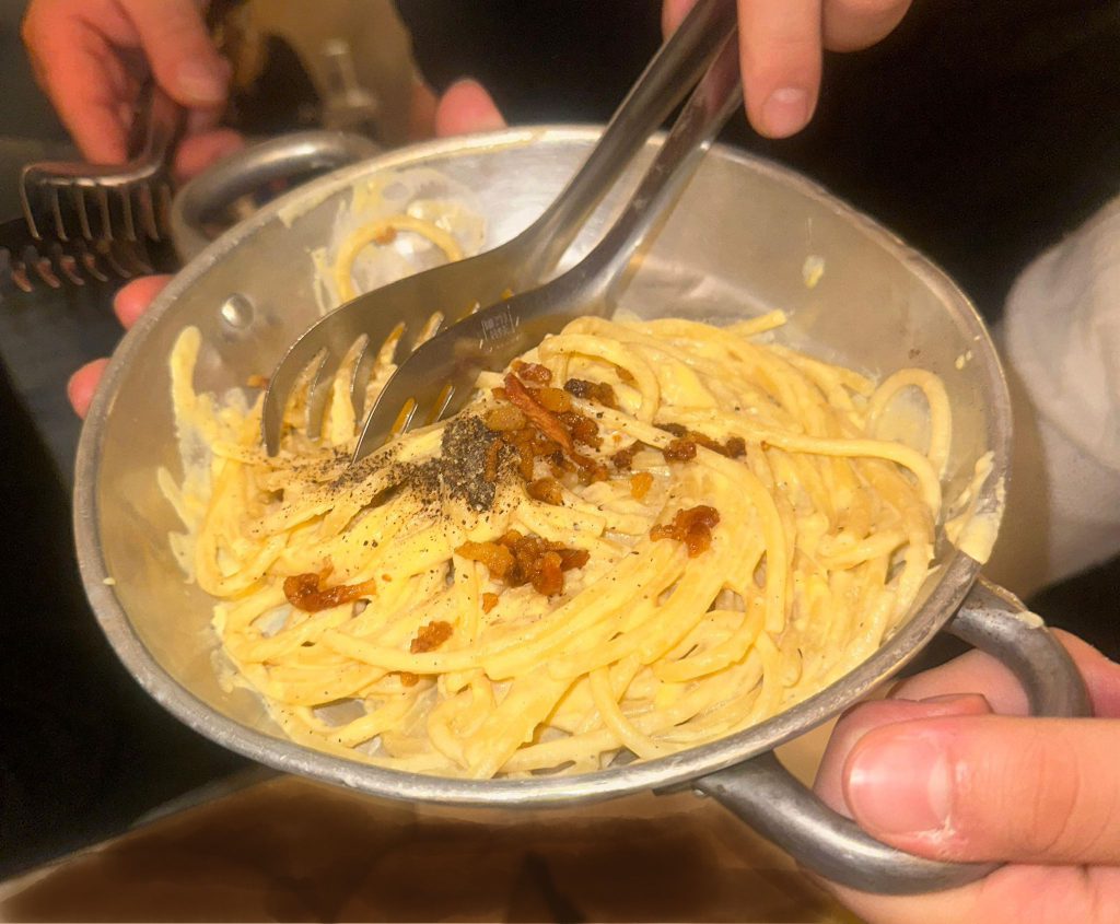 Spaghetti alla carbonara sono un piatto tipico della cucina del Lazio