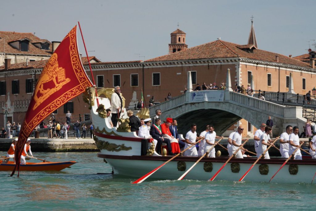 La Festa della Sensa è una delle cerimonie più antiche e caratteristiche di Venezia. Si celebra nel giorno dell’Ascensione di Cristo, la sesta domenica dopo la Pasqua, nota in lingua veneta come “Sènsa”. 