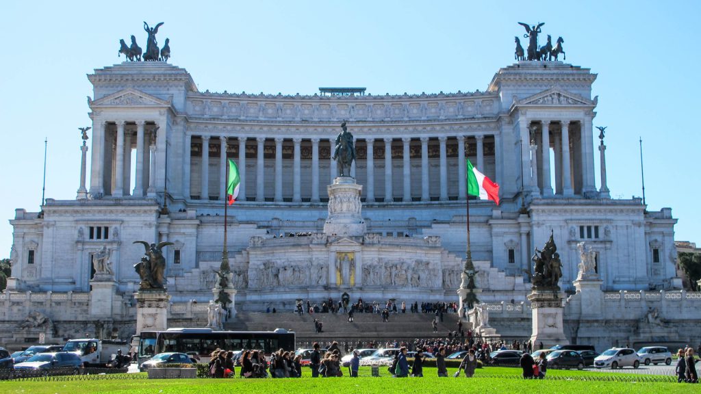 Una visita al Monumento a Vittorio Emanuele II, o Vittoriano, rappresenta un’esperienza imperdibile per chiunque, italiano e non italiano.