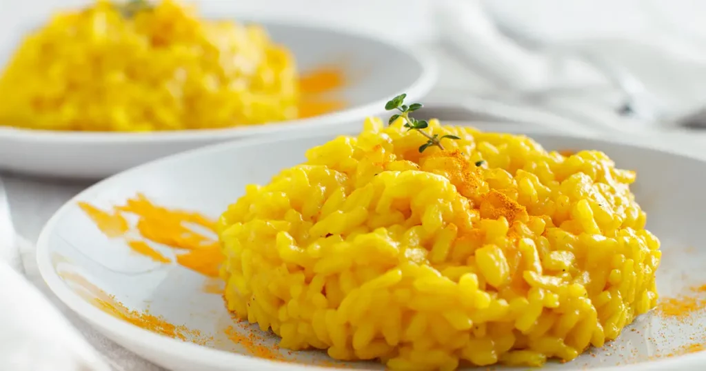 Il risotto alla milanese è uno dei piatti più iconici della tradizione culinaria della Lombardia.