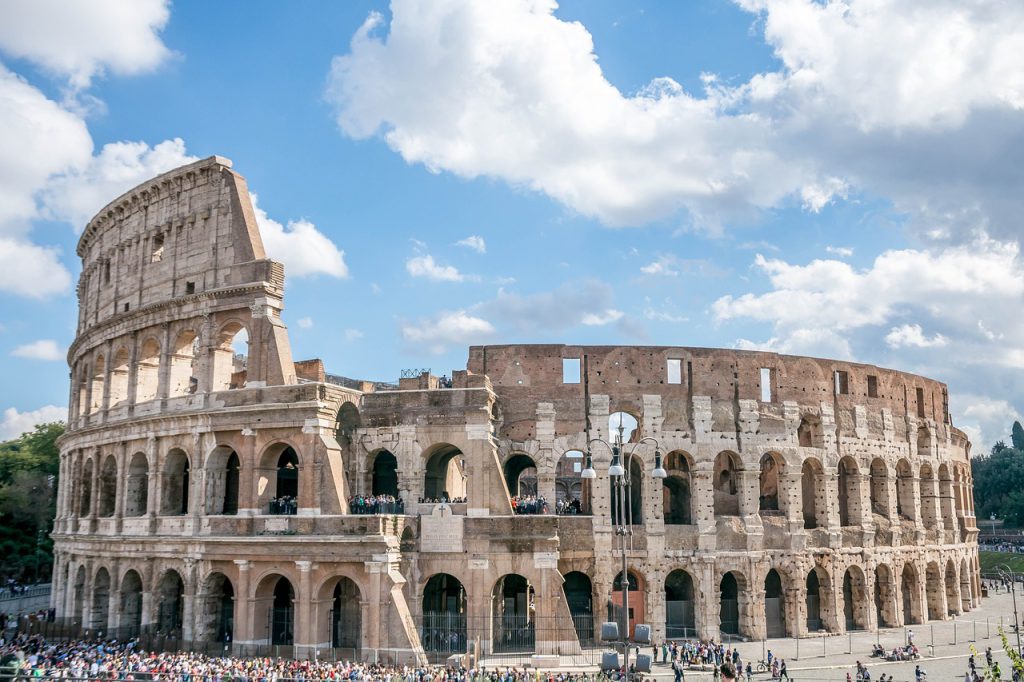 Il Colosseo, originariamente conosciuto come Anfiteatro Flavio è il più grande anfiteatro romano del mondo situato al centro della città di Roma.