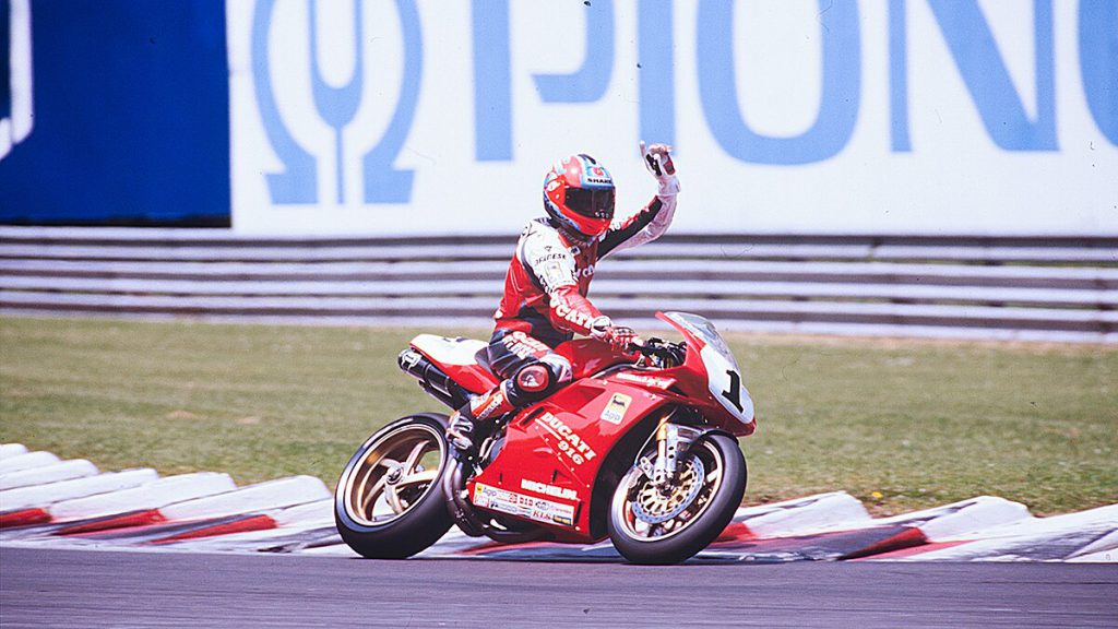 Carl Fogarty in sella alla sua Ducati 916