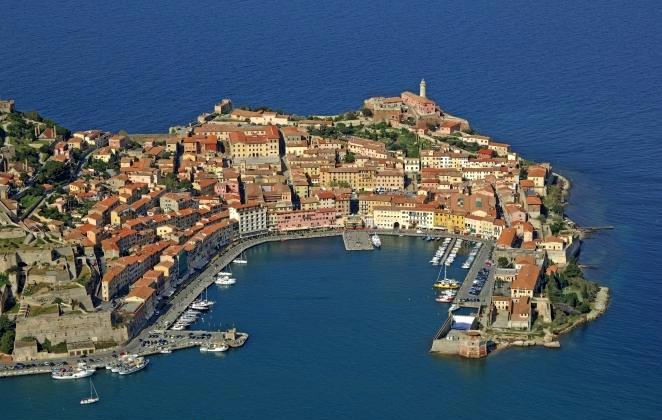 Veduta panoramica di Portoferraio presso l'isola d'elba