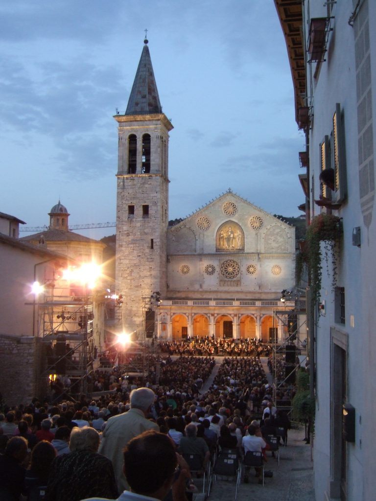 Foto di Piazza Duomo durante lo Spoleto Festival 