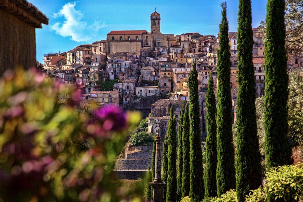 Badolato un borgo arroccato dai colori suggestivi.