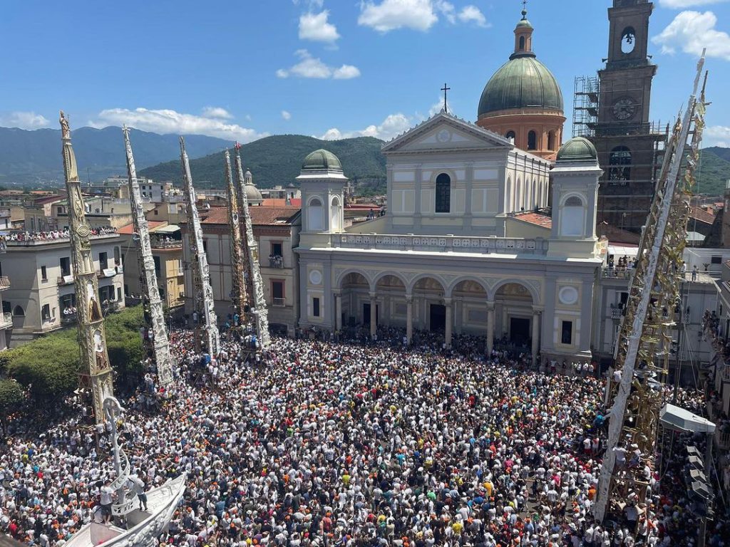 La piazza di Nola gremita per i gigli in onore a San Paolino