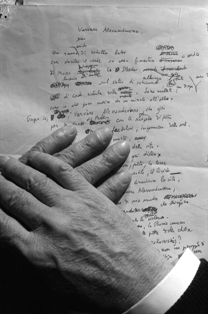 Solo che amore ti colpisca - Le mani di Salvatore Quasimodo posate su di un manoscritto autografo di Federico Patellani_1964_Archivio Federico Patellani_Regione Lombardia_Museo di Fotografia Contemporanea Milano_Cinisello Balsamo