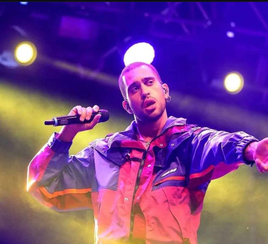 Foto rappresentativa di Mahmood durante il concerto al cous cous fest 