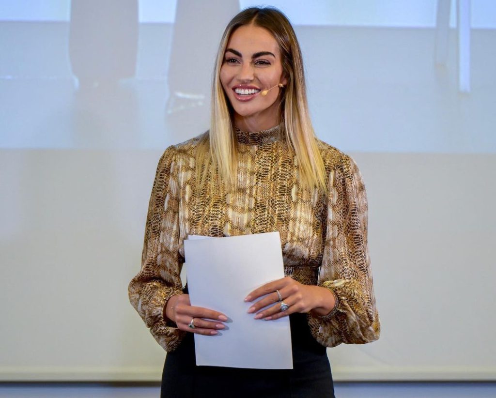 Veronica Angeloni in veste di presentatrice per la nuova stagione delle pallavoliste della Savino del Bene