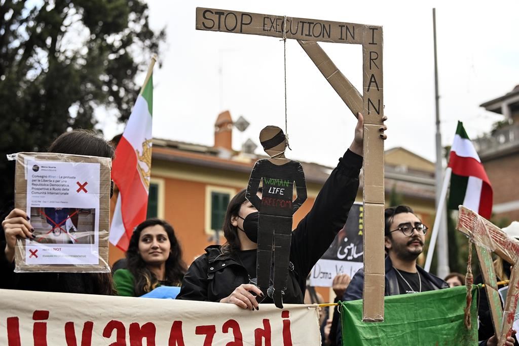 Iran, manifestazione contro le esecuzioni davanti all'ambasciata di Teheran a Roma - ANSA