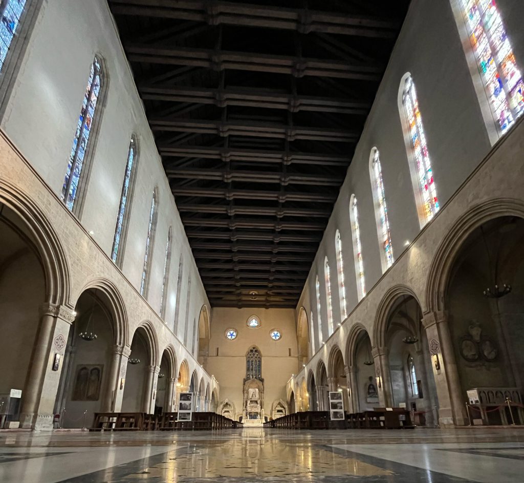 Foto rappresentativa di una panoramica interna del Monastero di Santa Chiara a Napoli