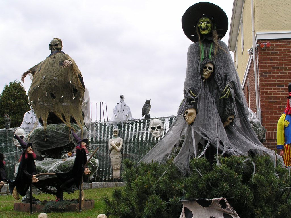 Immagine rappresentativa di alcune decorazioni di Halloween 