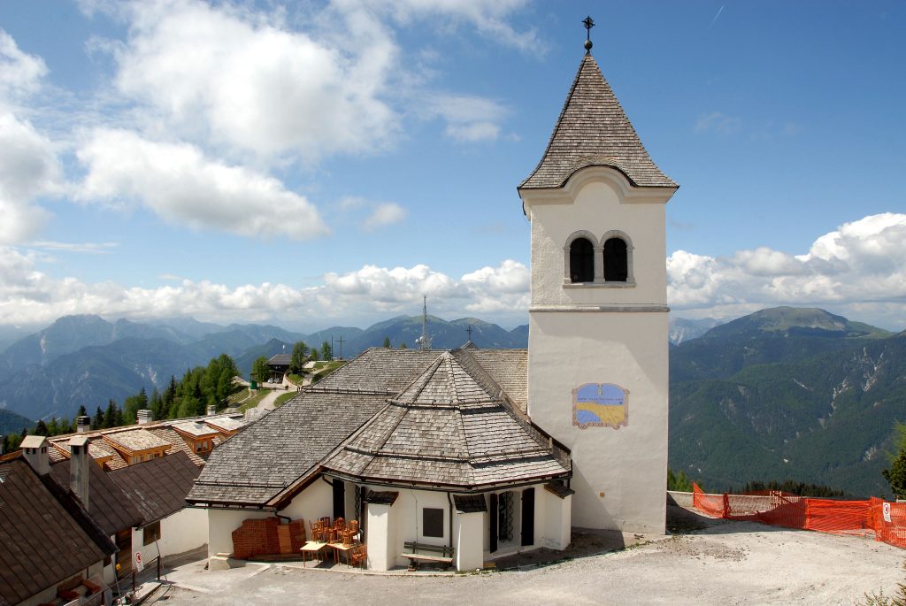 Vista sul campanile del santuario del Monte Lussari