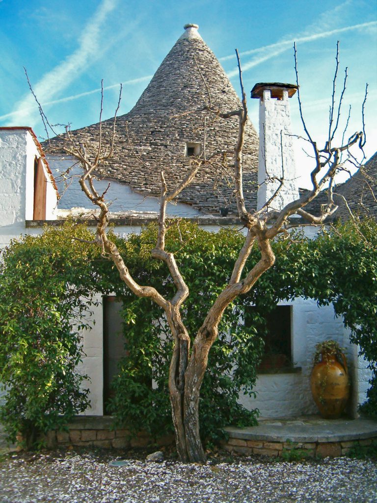 Retro del trullo sovrano ad Alberobello, foto rappresentativa