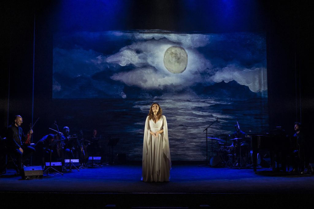Serena Rossi in scena come Serenata a Napoli