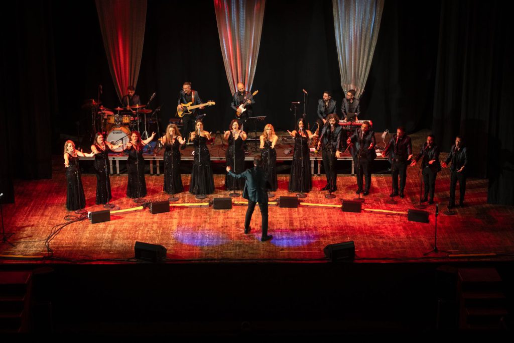 Il coro That's Napoli con il suo maestro