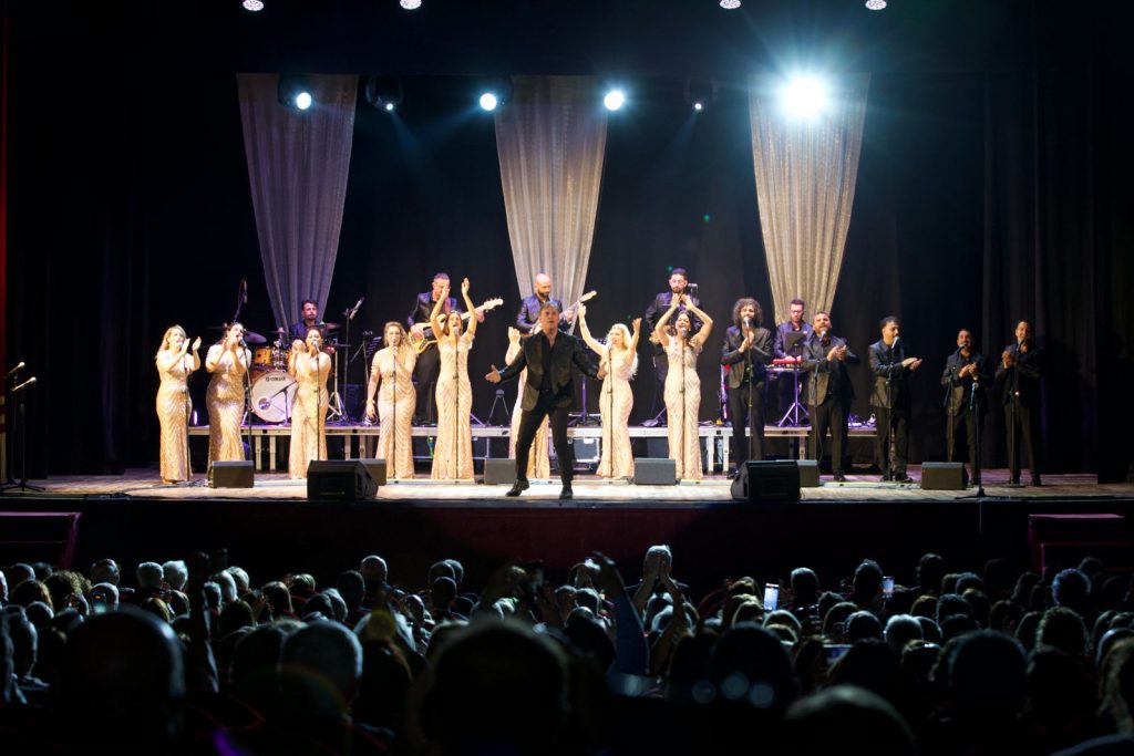 Il coro That's Napoli con il suo maestro