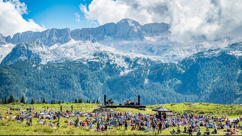 palco e pubblico al No Borders Music Festival