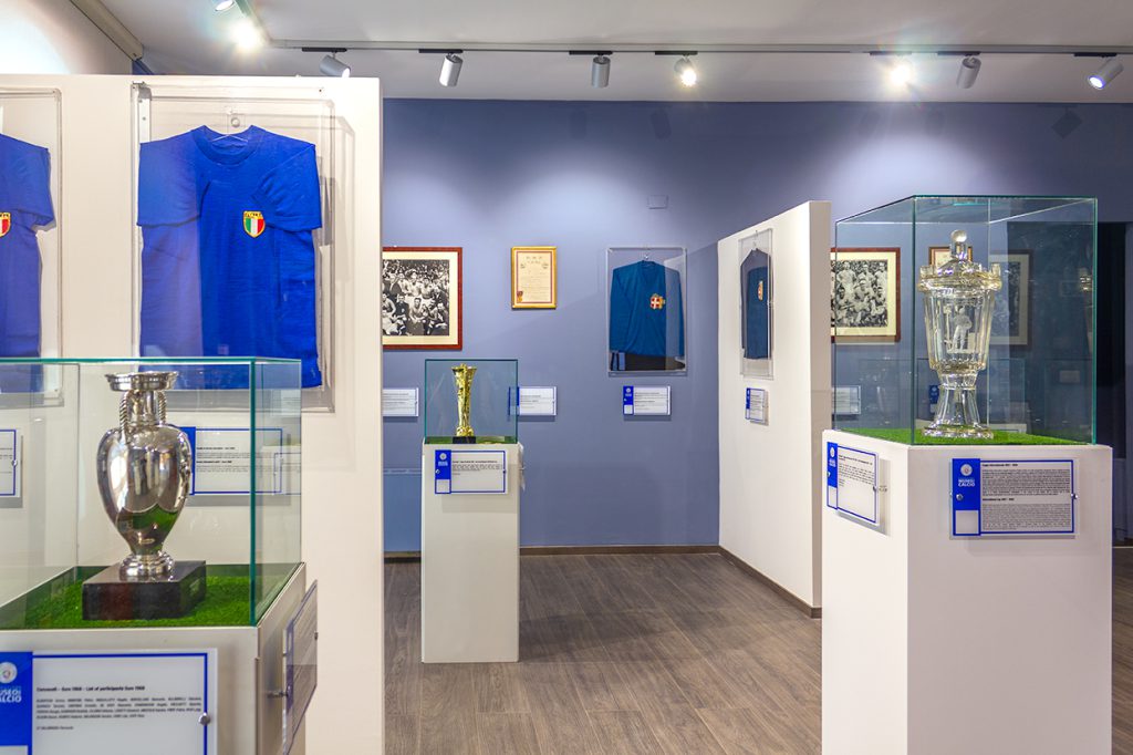 La sala dei trofei del Museo del Calcio di Coverciano